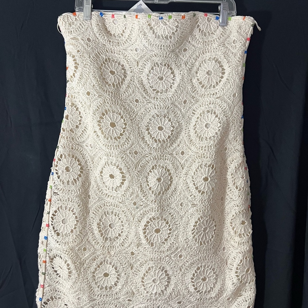 Strapless mini dress with straight neckline.